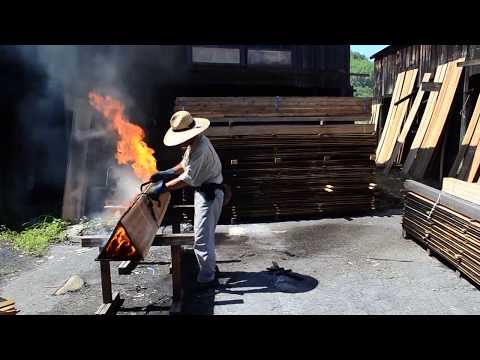 Видео: Традиционная японская технология обработки дерева открытым огнем Yakisugi (Shou Sugi Ban)