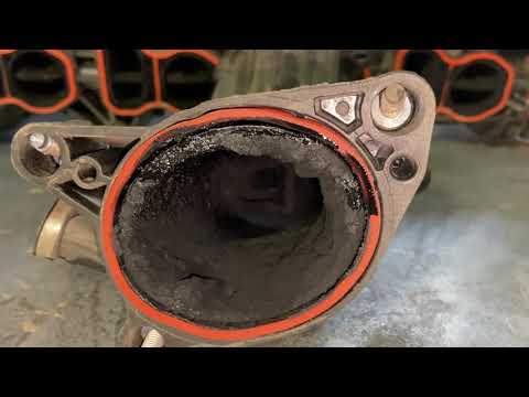 Видео: Volkswagen Touareg CR-7 2019г Чистка впускного коллектора орехоструем.