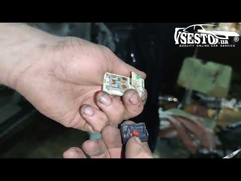 Видео: Hyundai SantaFe - чому не працює центральний замок на одній двері? Ремонт скло-підйомника.
