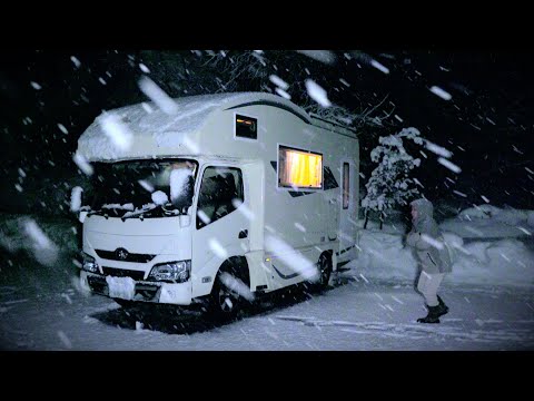Видео: [Субтитры] Автомобильный кемпинг в условиях сильного снегопада | Превосходное хранение сакэ в снегу