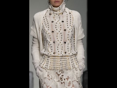 Видео: 10.1. Зимний ГАРДЕ-ROBE  ОТ КУТЮР.  ЛАУРА БИАДЖОТТИ#вязаная_мода#Клондайкидей