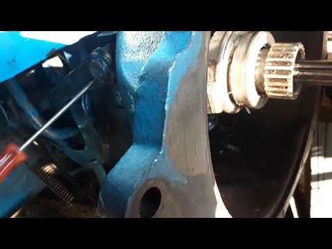 Видео: Как поставить шпонки в вилку выжимного подшипника Т-40.