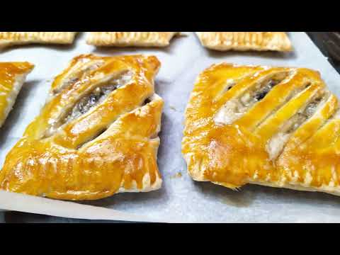 Видео: Слойки с грибами и сыром из готового слоеного теста!