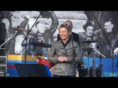 Видео: Сурганова и Оркестр в День 70-летия Победы в парке Красная Пресня