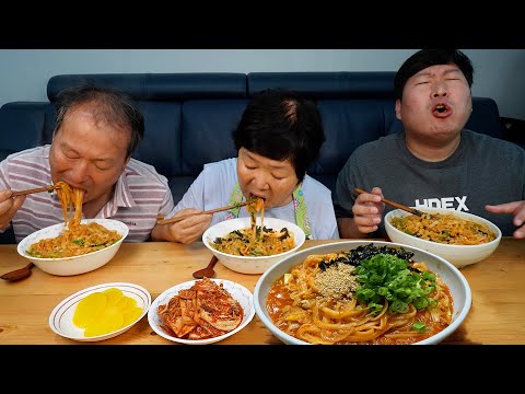 Видео: Калгуксу, корейский острый суп с лапшой - кулинарное шоу Мукбанг