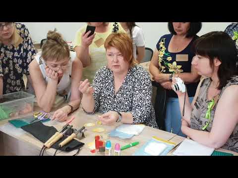 Видео: Шелковые цветы, обработка лепестков роз пинцетом.