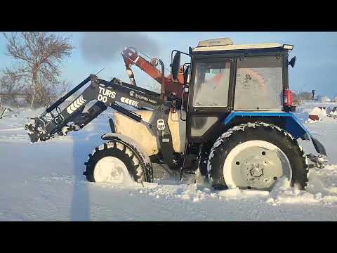 Видео: Задуло деревню.завожу трактор в -23,чистим снег, подкидываем сено.