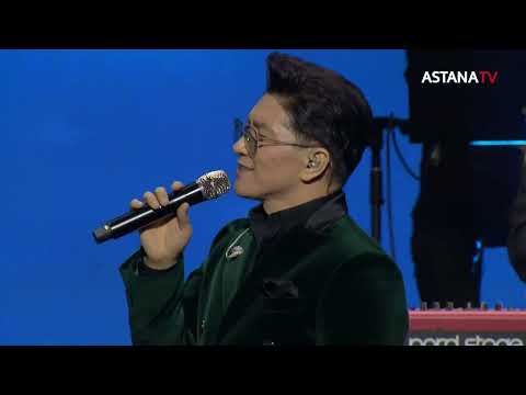 Видео: Сәкен Майғазиев - "Гүл сезім".  (Концерттен үзінді)