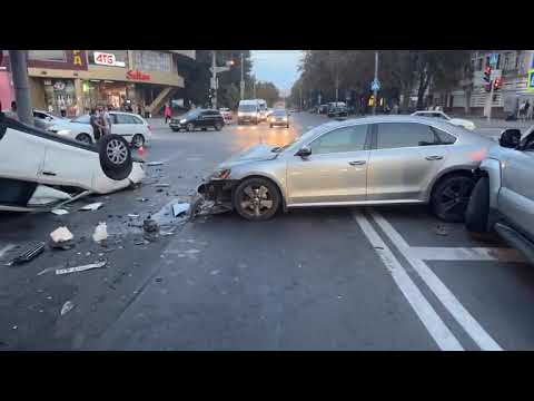 Видео: Серйозна автотроща у Дніпрі одна з машин перекинулася на дах