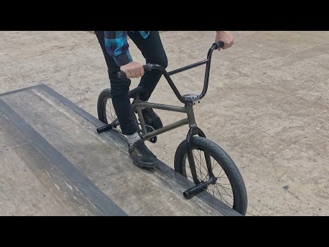 Видео: ГРИНДЫ - Как скользить на пегах.