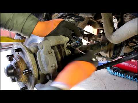 Видео: Замена задних тормозных дисков и колодок на Land Rover Defender Ленд Ровер Дефендер 2013 года 1часть