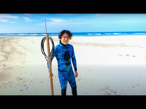 Видео: Вот как рыбак-фридайвер разбивает лагерь в одиночку!