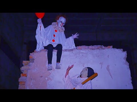 Видео: ПЕННИВАЙЗ пришёл к нам на ПОМОЩЬ, ВСЕ против ГРЕННИ / Pennywise vs Granny