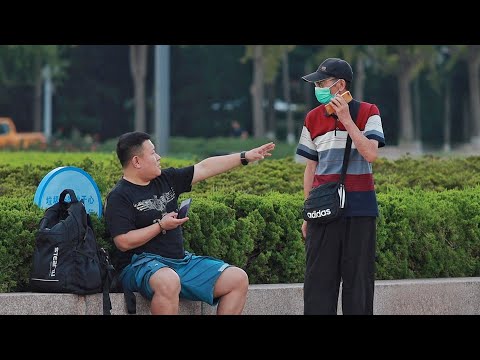 Видео: Когда дедушке звонят по телефону мошенники, что будут делать прохожие увидев это?