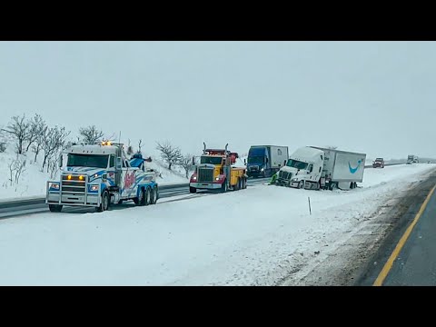 Видео: Фуры вылетают с дорог. Аварии. Дальнобой по Сша #165