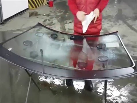 Видео: Замена лобового стекла Mercedes Benz W221 S500 4Matic в сервисном центре "Glass Express"