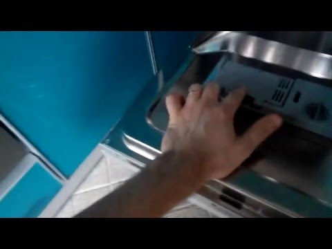 Видео: Ремонт лотка для моющего средства в посудомоечной машине HOTPOINT