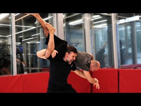 Видео: Как защититься от хулиганов. Эффективные приёмы.