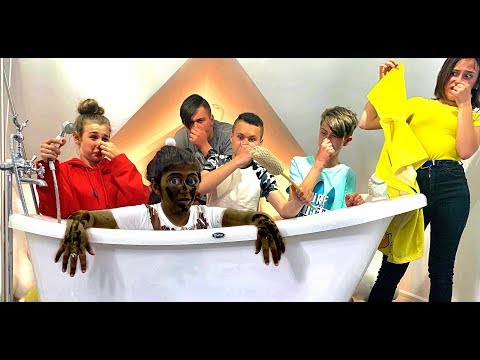 Видео: Нашли девочку  ГРЯЗНУЛЮ! Кто будет ее КУПАТЬ?