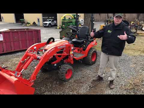 Видео: John Deere 1025R против Kubota BX2680