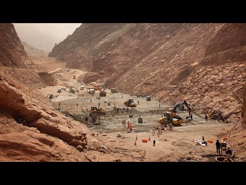 Видео: Как крошечная страна строит самую высокую плотину в мире