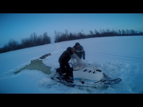 Видео: Засели в наледи на снегоходе