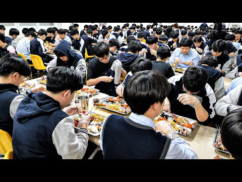 Видео: Счастливые студенты! Лучший в мире корейский школьный обед, который вы никогда не видели