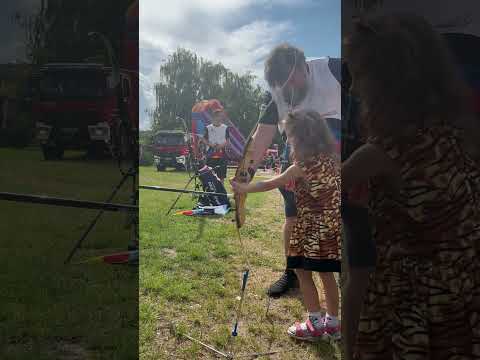 Видео: Мария стреляет из лука