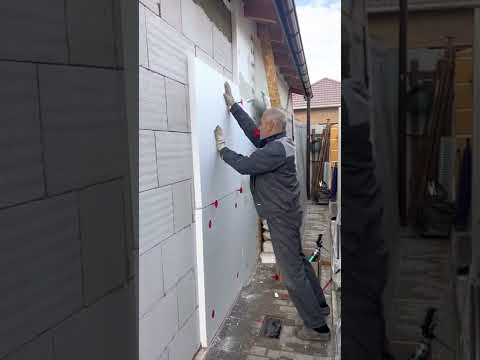 Видео: Как крепится пенопласт к газобетону