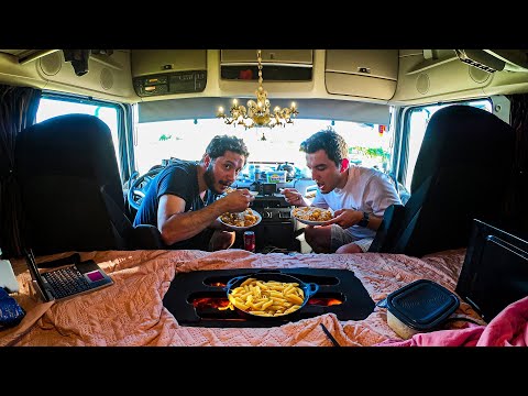 Видео: жизнь и ночной распорядок двух человек в узком грузовике