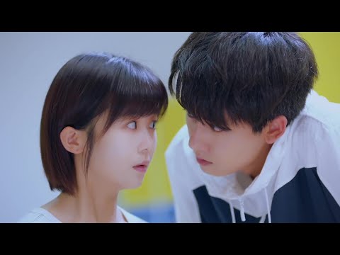 Видео: Герой хотел поцеловать героиню, но героиня покраснела и поспешно убежала.