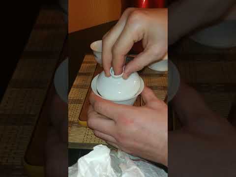 Видео: Как пользоваться гайванью, чтобы не обжигать руки! Чайная школа Мастера Гаврилова.