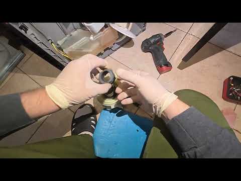 Видео: Настольная посудомоечная машина Bosch не моет.Конструктив машинки,2010 год с пластиковым дном.