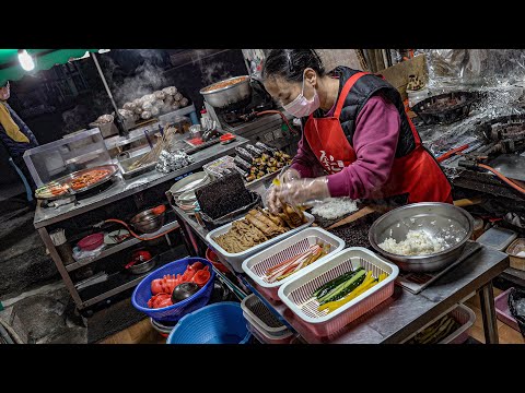 Видео: 20 лет закусок с удоном tteokbokki & gimbap & говядины рисовый суп. Уличная еда в Кореи