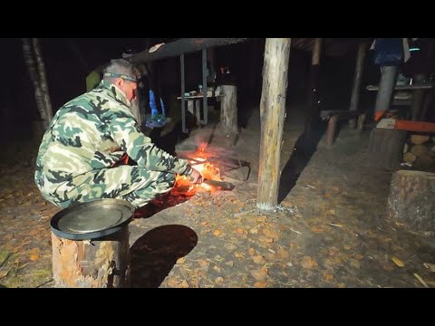 Видео: Трофейная щука на жерлицу. Окунь клюёт один за одним! Готовим ужин на костре. Вечер за столом.