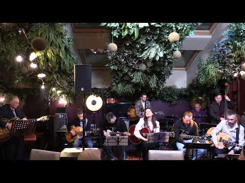 Видео: АЛЕКСЕЙ КУЗНЕЦОВ и шесть гитар.  "Шесть вёрст до поворота" (С. Каширин)