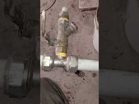 Видео: Замена чугунной канализации и водопроводных труб #ремонт #вода #трубы #сантехника #сантехник #ванная