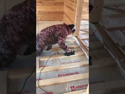 Видео: Утепление пола в большом доме из бруса. + поставили 2 перегородки. Приятного просмотра.