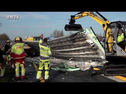 Видео: VN24 - На автостраде А2 сломался прицеп-рефрижератор с трубчатым гусеничным конвейером.