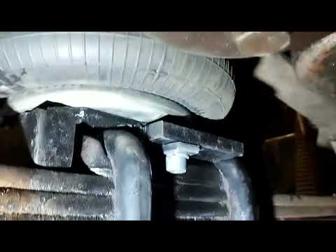 Видео: КАМаЗ -65115.Установка пневмо подушек на переднюю ось.