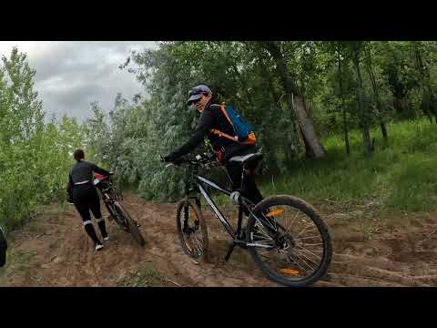 Видео: Велопокатушка с постройкой моста через болото для наших девушек!