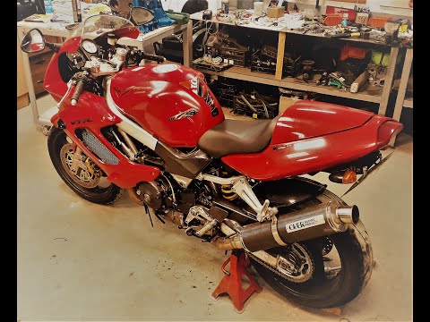 Видео: Замена приводной цепи и звезд на мотоцикле Honda VTR 1000 F