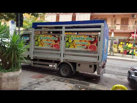 Видео: Как живут итальянцы. Обстановка квартиры. Платный лифт. Шок от того, что итальянцы хранят дома...