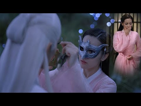 Видео: Император наконец признался, что любит Фэн Цзю, и она застенчиво убежала.