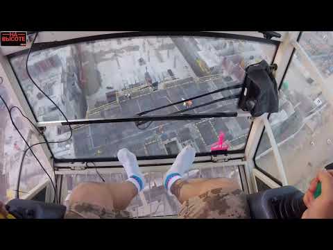 Видео: Крановщик во время шторма на башенном кране. Crane operator during a storm on a tower crane.