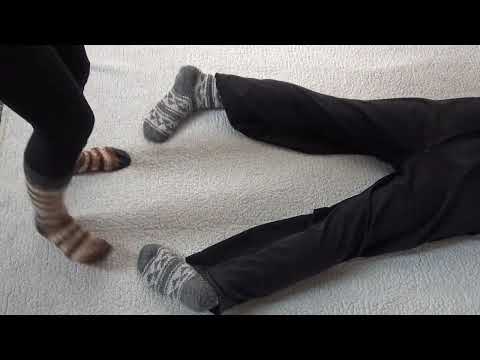 Видео: Смотрите зимнюю домашнюю терапию плоскостопия, косточек и судорог в ногах