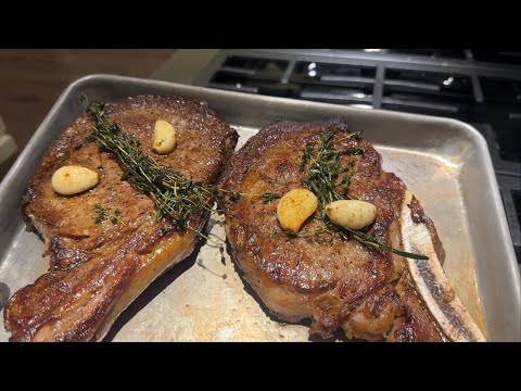 Видео: Два огромных стейка рибай, приготовленных на чугунной сковороде одновременно! Нет чёрного камня —...