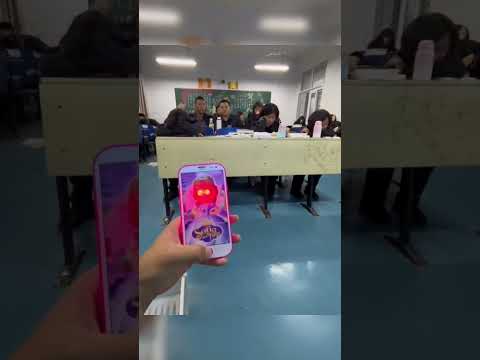 Видео: Интересный у него телефон, однако