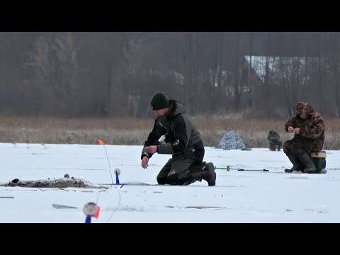 Видео: ВПЕРВЫЕ ВИЖУ ТАКУЮ и ЛОВЛЮ ТОЖЕ! Ловил Щук, но тут пришёл ОН! Рыбалка в селе.