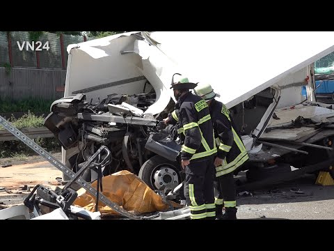 Видео: 19-05-2022 - ВН24 - 7,5-тонный грузовик заклинило под полуприцепом